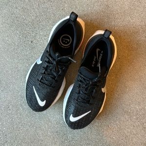 Nike women’s Invincible 3 road running shoes, size 9